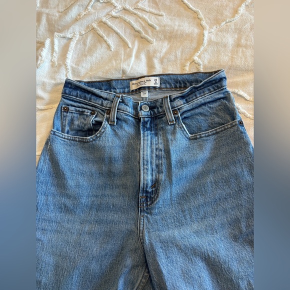 Abercrombie - Curve Love Ultra High Rise 90s Straight Jean - Picture 9 of 13